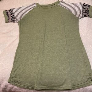 Source Unknown Green Raglan Tee with Striped and Leopard Sleeve Accents